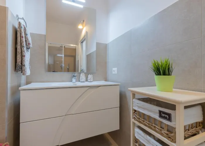 Design Premium In Center - Homeunity Apartment